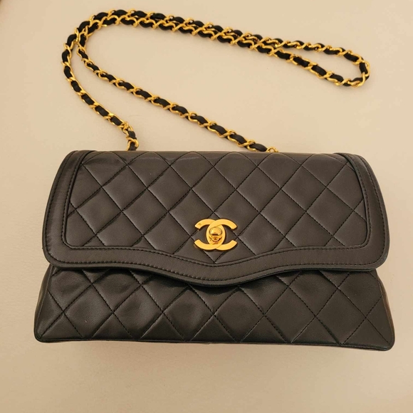 Chanel Black Quilted Leather Shoulder Bag - Picture 5 of 16